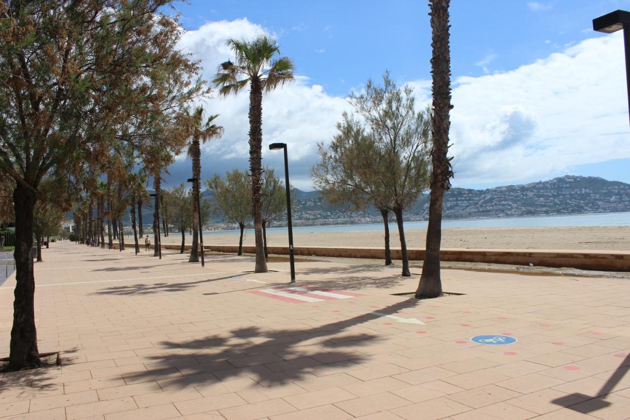 Beautiful 75m2 With View At The Beach, Pool, Parking Appartement *