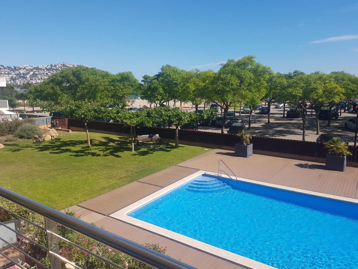 Beautiful 75m2 With View At The Beach, Pool, Parking Appartement