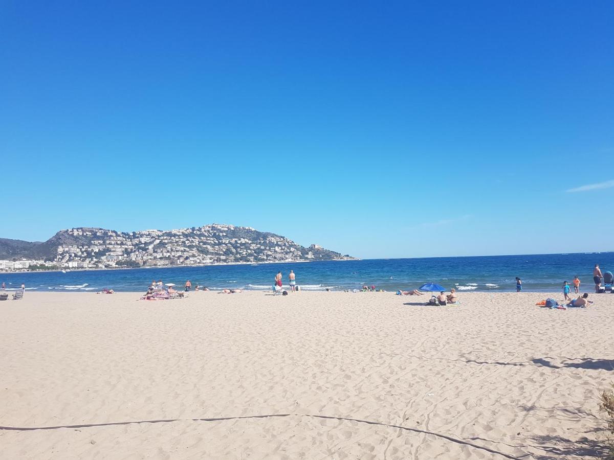 Beautiful 75m2 With View At The Beach, Pool, Parking Appartement