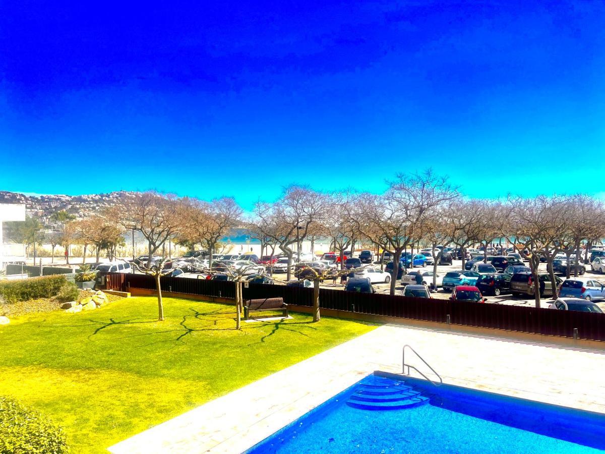 Beautiful 75m2 With View At The Beach, Pool, Parking Appartement *